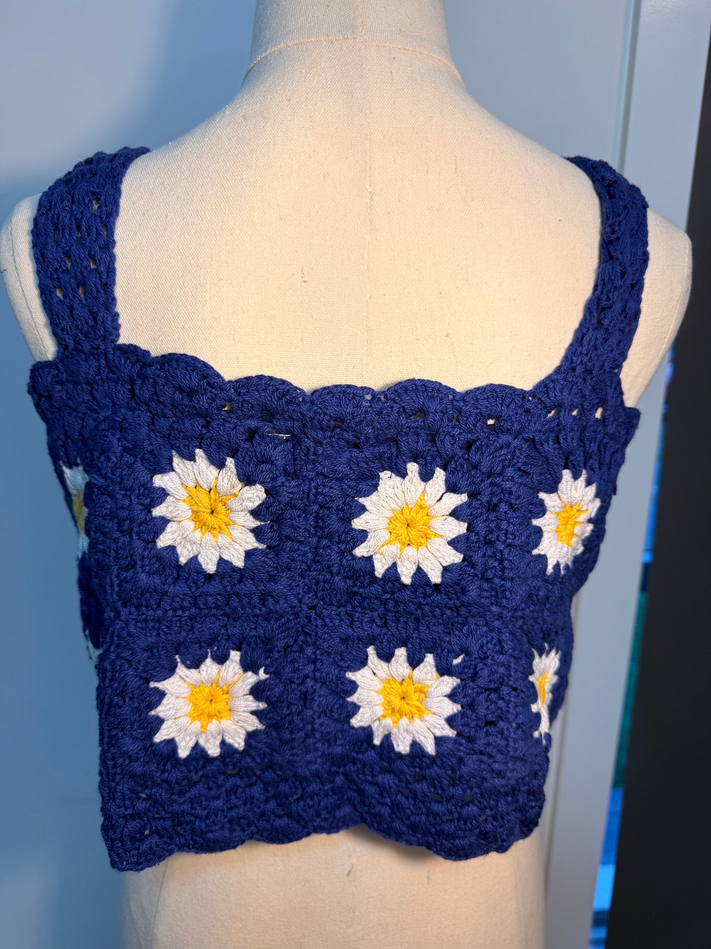 🌼 Daisy Bloom Crochet Crop Top – Navy